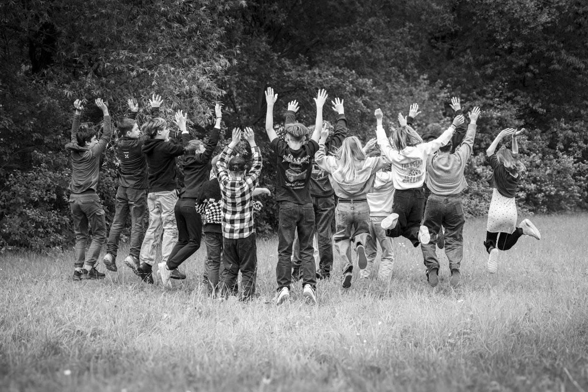 Schulgemeinschaft der Karlihof Schule beim gemeinsamen Sprung im Freien